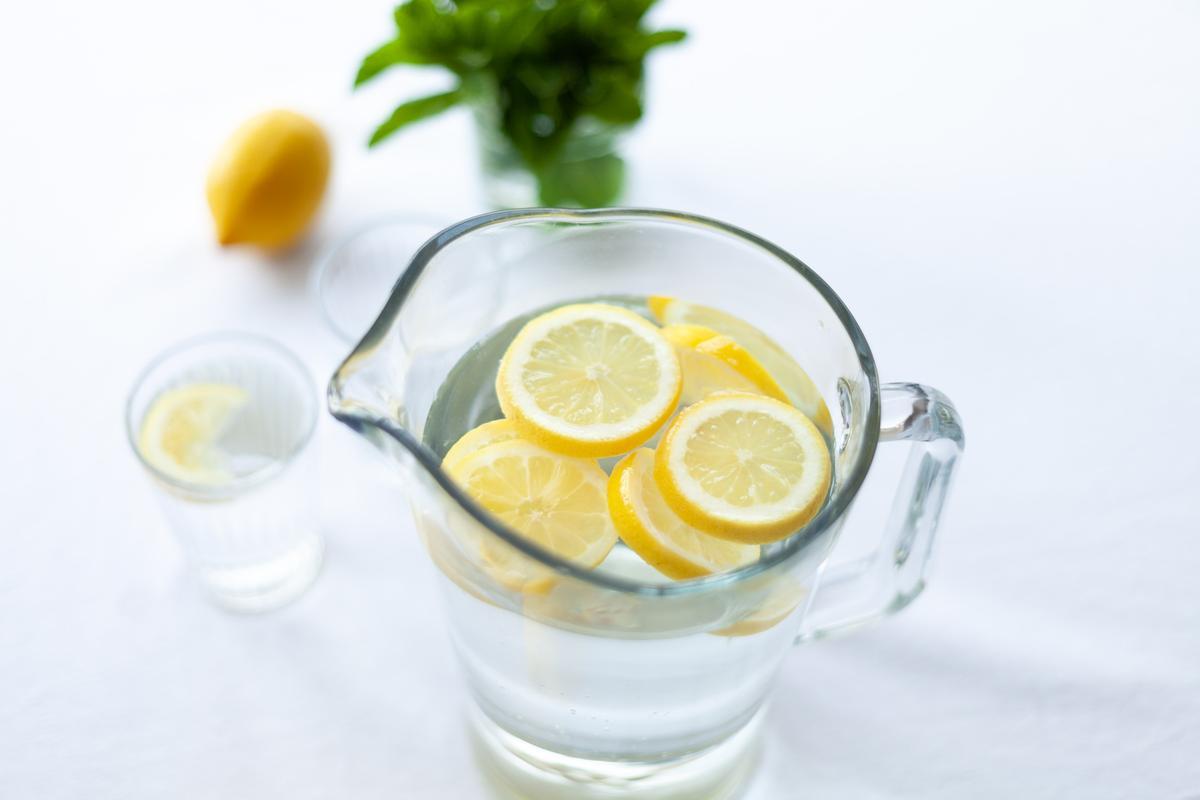 Tomar agua con limón a lo largo de todo el día te ayudará a adelgazar