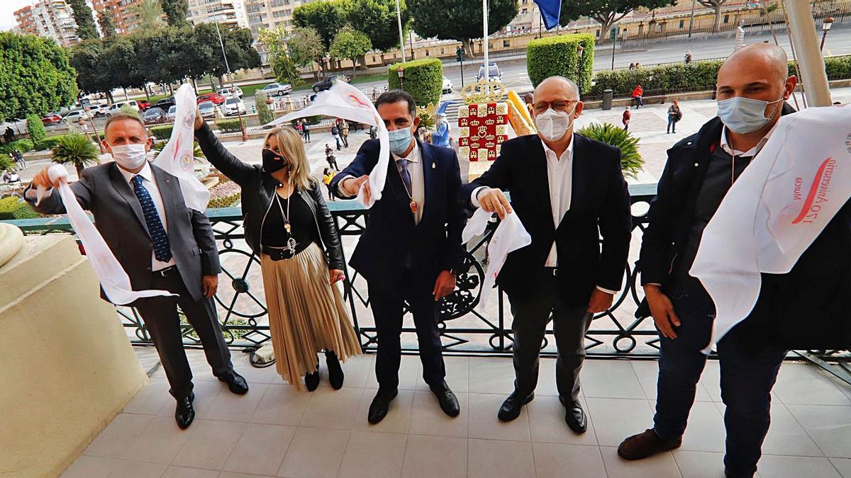 Los protagonistas ondearon los pañuelos sardineros desde el balcón del Ayuntamiento. | JUAN CARLOS CAVAL