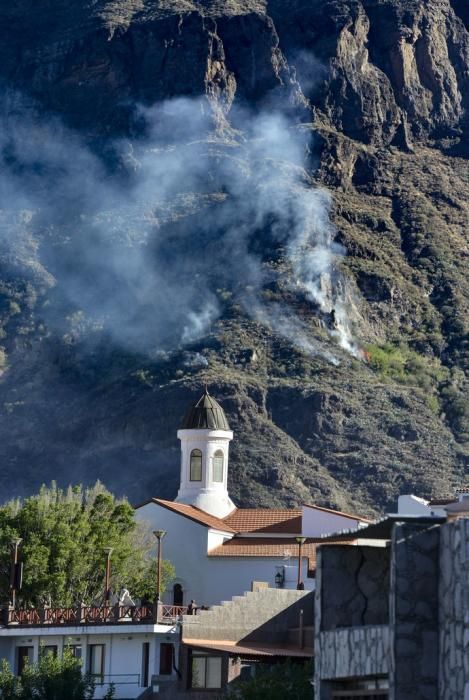 TEJEDA. Incendio en La Cumbre, desde la iglesia de Tejeda pequeño foco de fuego.  | 11/08/2019 | Fotógrafo: José Pérez Curbelo