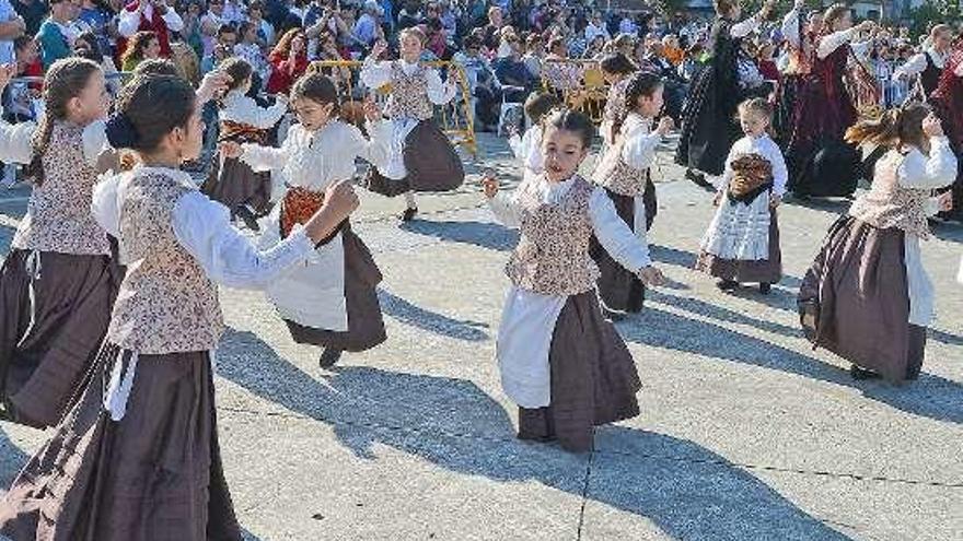 Las más pequeñas en el festival folclórico.  // Gonzalo Núñez