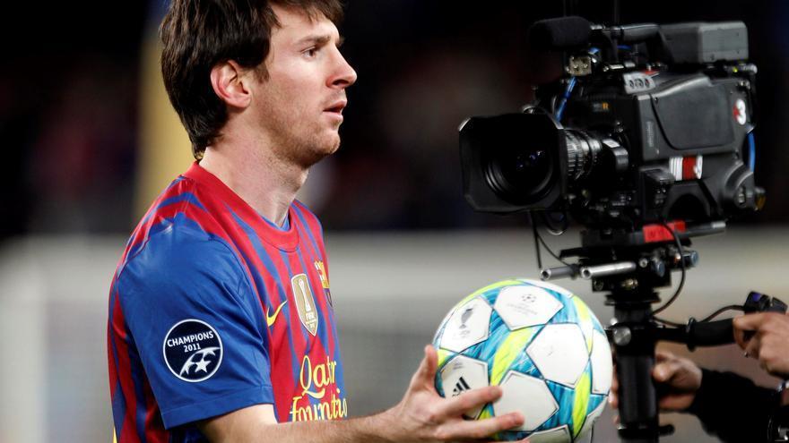 Lionel Messi se lleva el balón tras marcar cinco goles con el Barça al Bayer Leverkusen en 2012.