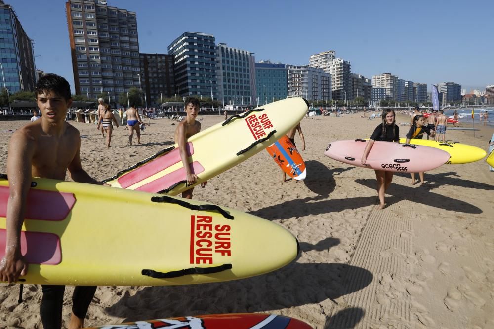 Jóvenes de salvamento en la playa