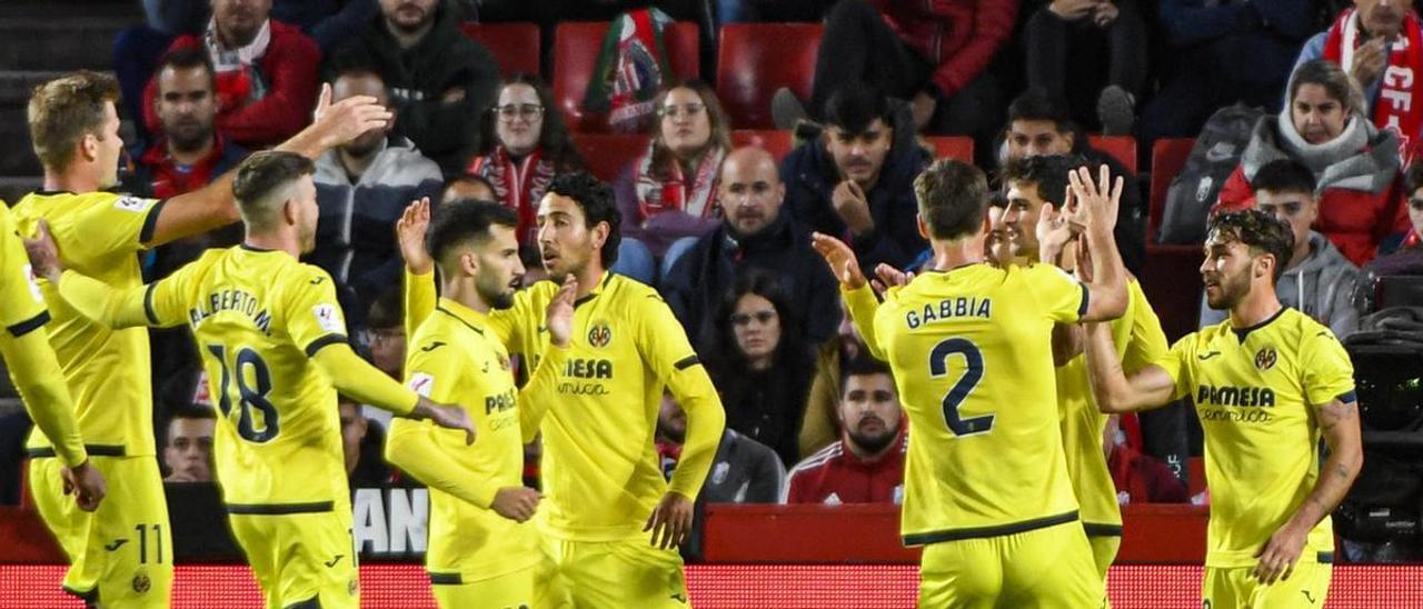 Los jugadores del Villarreal celebran uno de los goles en Granada.