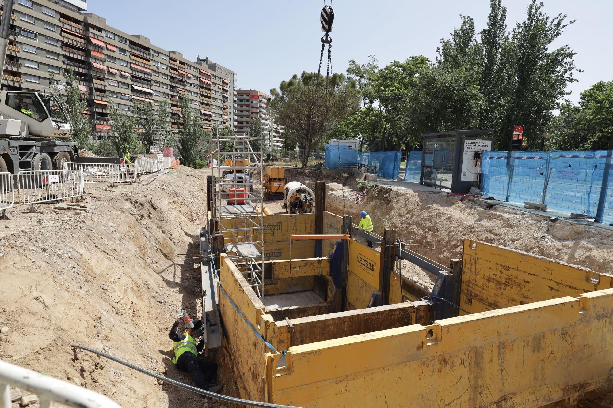 En imágenes | Las obras en el Huerva provocan cortes en el tráfico en Camino Las Torres