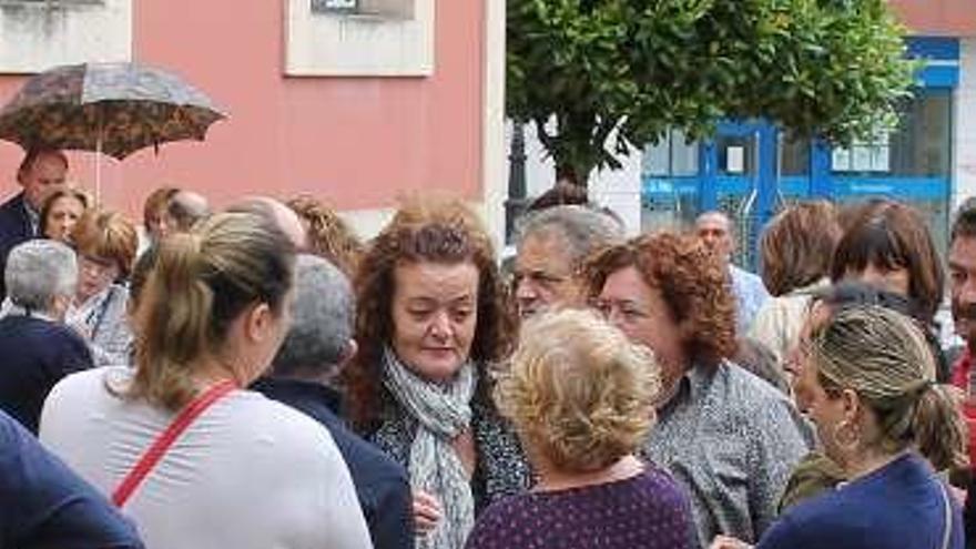 La hermana de &quot;Lolín&quot;, en el centro, recibiendo condolencias.