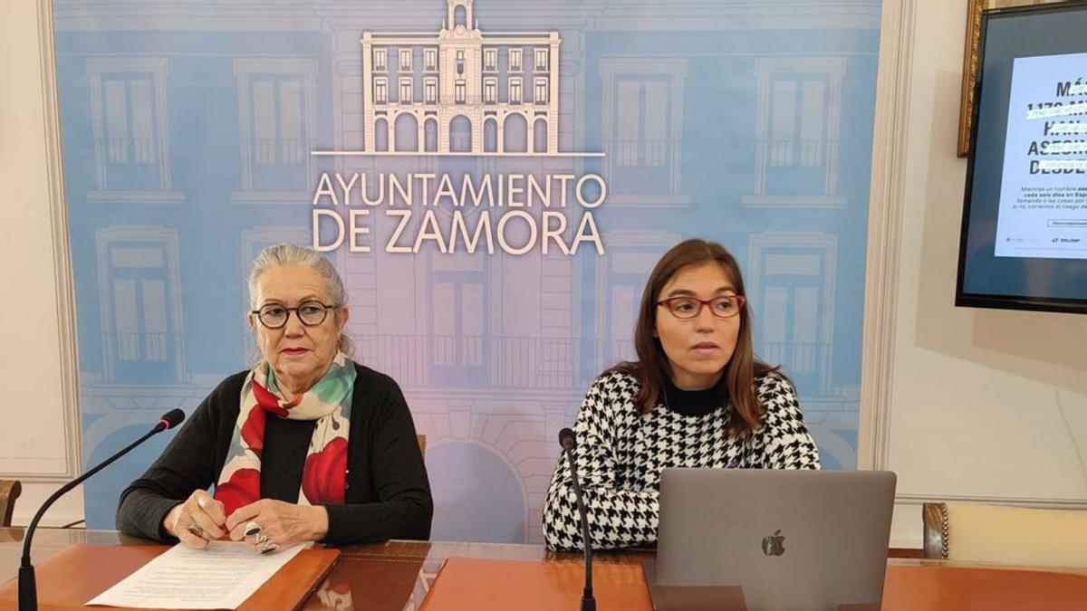 La concejala de Igualdad, Carmen Álvarez, y la publicista Esther Antón durante la presentación de la nueva campaña. | L.O.Z.