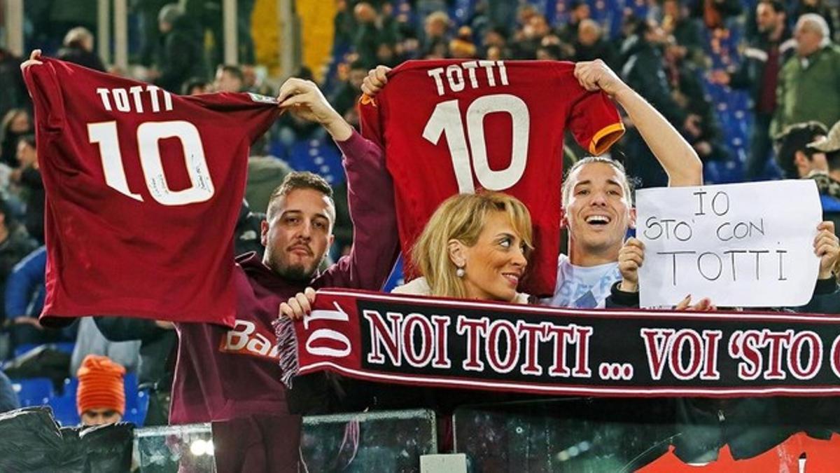 Aficionados del Roma muestran su apoyo a Totti, el domingo en el estadio Olímpico