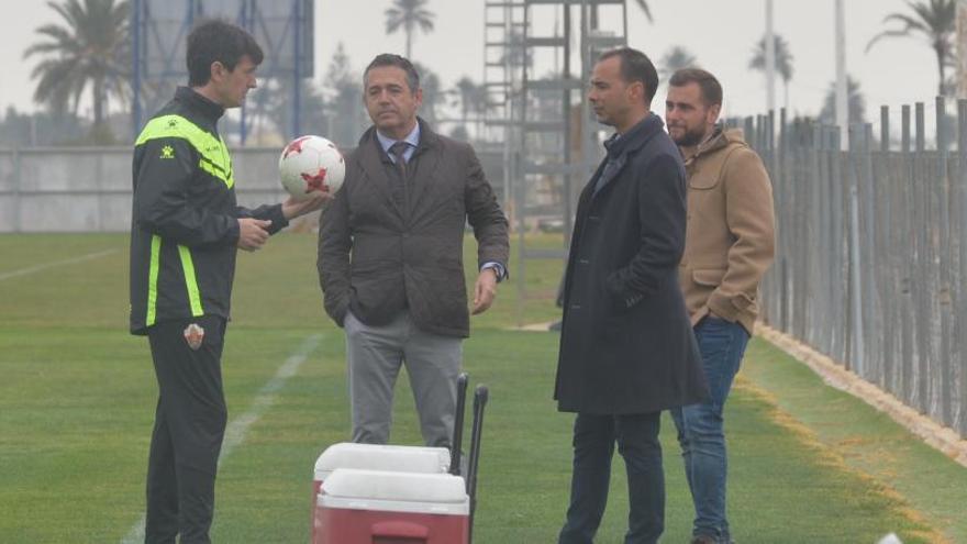 Cordero, en el entrenamiento de esta mañana hablando con Pacheta y con el presidente Diego García