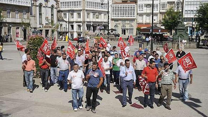 Trabajadores de Prefabricados Coirós en Betanzos. / carlos pardellas