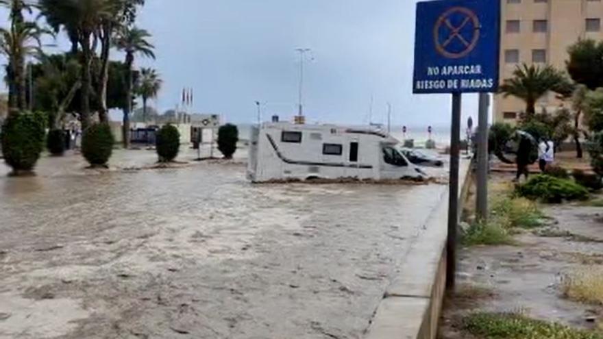 Una espectacular tromba de agua llega al mar en Águilas tras las lluvias