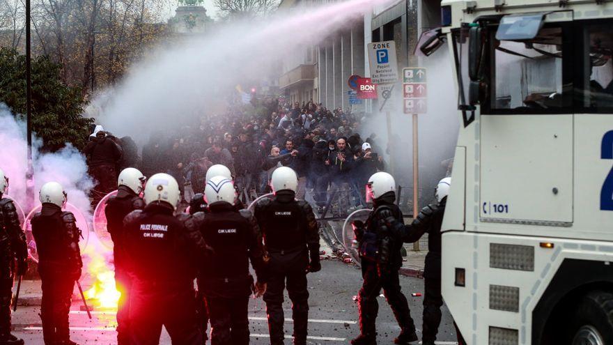 La policía intenta dispersar a los manifestantes de Bruselas con cañones de agua.