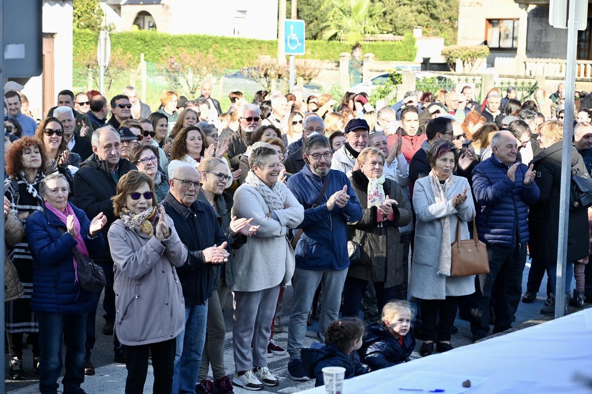 Cientos de ciudadanos se acercaron hasta el centro de salud de San Salvador de Poio.