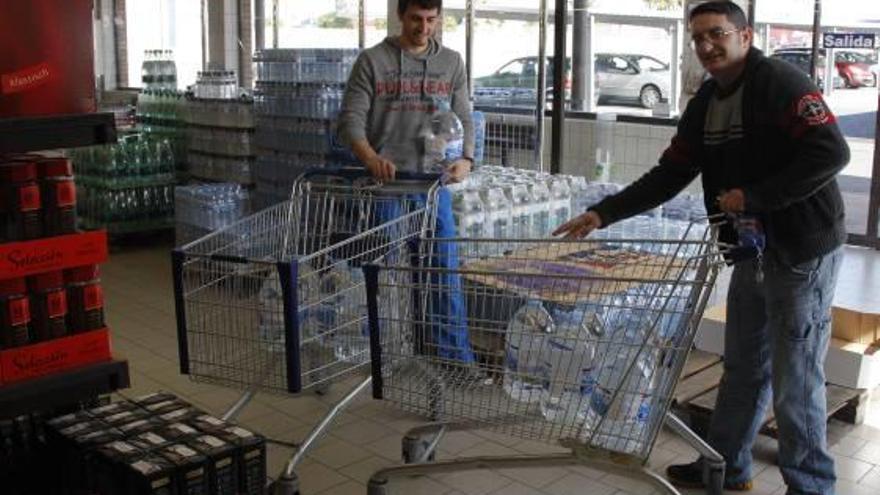 Dos vecinos de Alzira comprando agua, imagen de archivo.