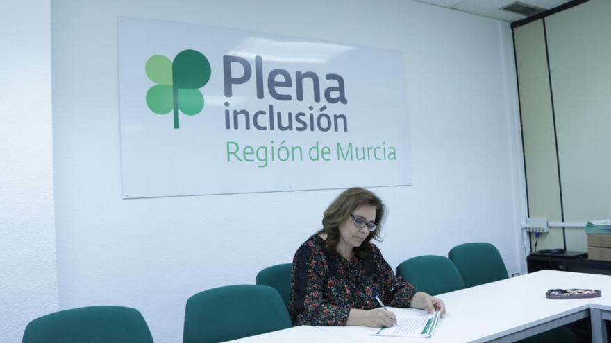 Elvira Moreno, fotografiada en la sede de Plena Inclusión, en la capital murciana.