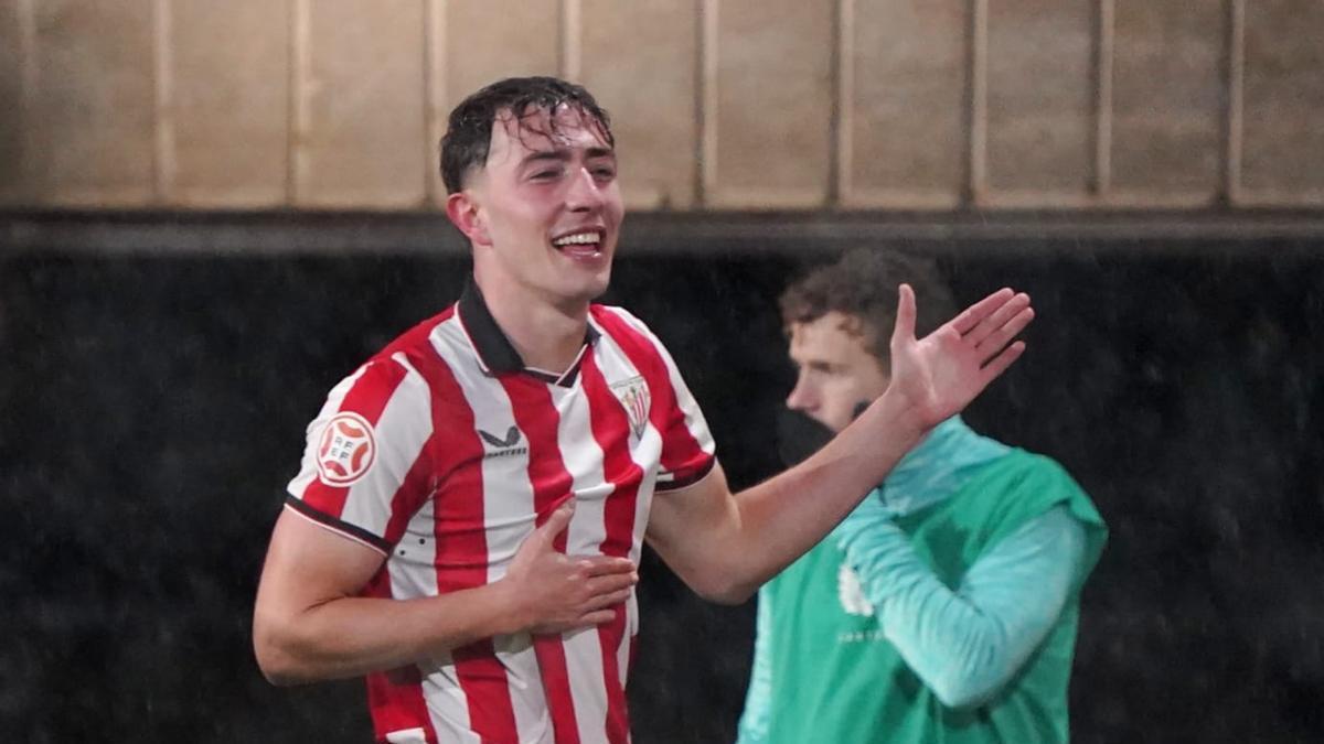 Duñabeitia celebra un gol durante su etapa en el Athletic Club