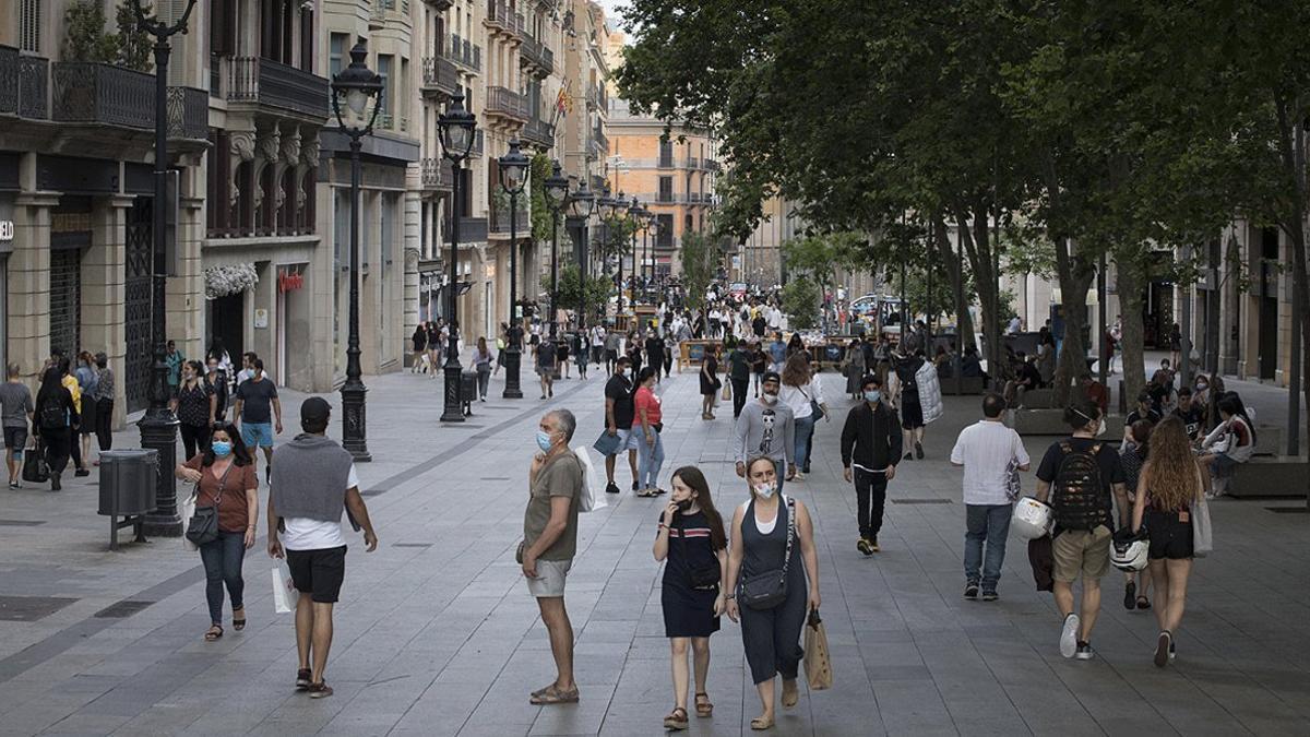 Vista del Portal de l'Àngel, con menos transeuntes de los habitual, el pasado 3 de junio