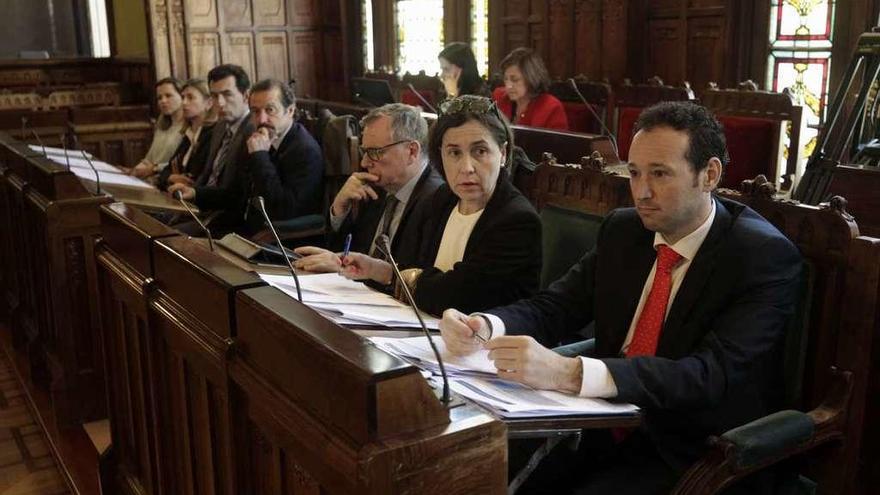 Dolores Carcedo, entre el consejero de Sanidad, Francisco del Busto -a la izquierda-, y el de Presidencia, Guillermo Martínez, durante su comparecencia de ayer en la Junta.