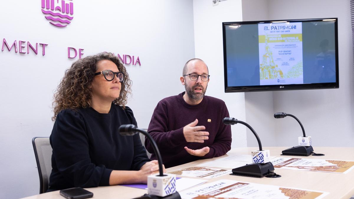 La concejala Alícia Izquierdo y el arqueólogo municipal Joan Negre, en rueda de prensa.