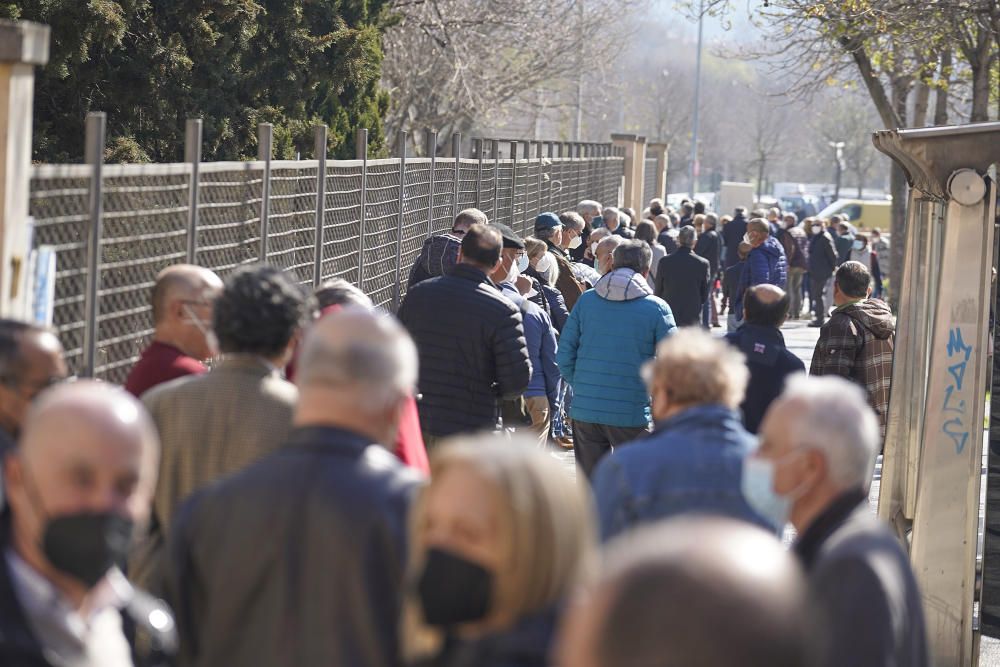 Llargues cues en la represa de la campanya d'AstraZeneca a Girona