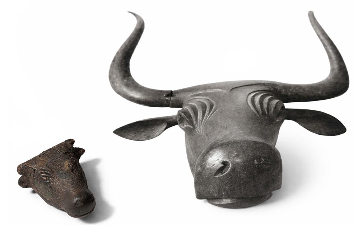 A la izquierda, la cabeza de toro en miniatura recién hallada por un excursionista en un camino de Valldemossa. A la derecha, Los rasgos de uno de los ‘bous’ de Costitx, hallados en Son Corró y expuestos en el Museo Arqueológico Nacional, guardan similitud con la pieza ahora localizada en la Serra de Tramuntana.