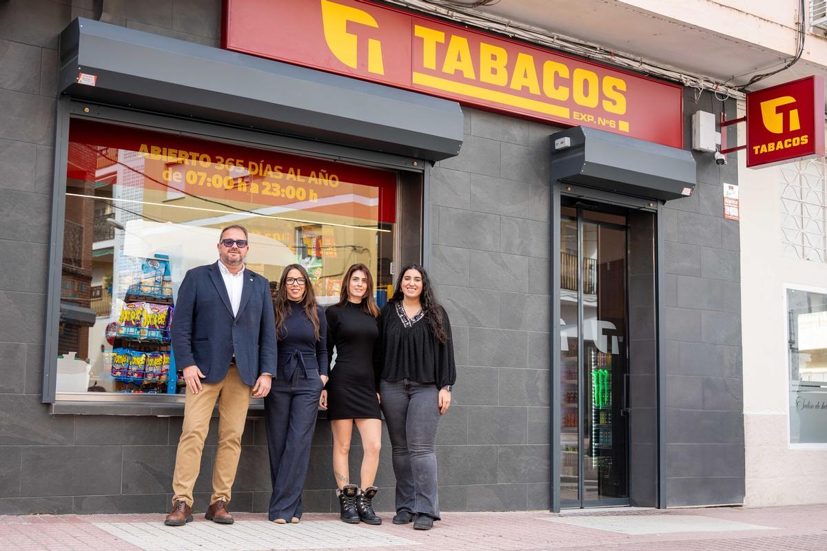 Visita del alcalde de Mérida, Antonio Rodríguez Osuna, al nuevo estanco.