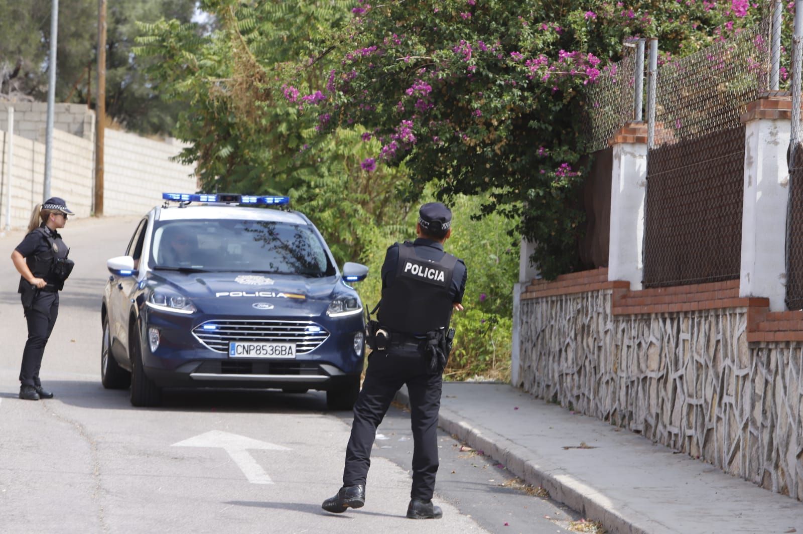 Un hombre armado se atrinchera en su chalet en Alzira