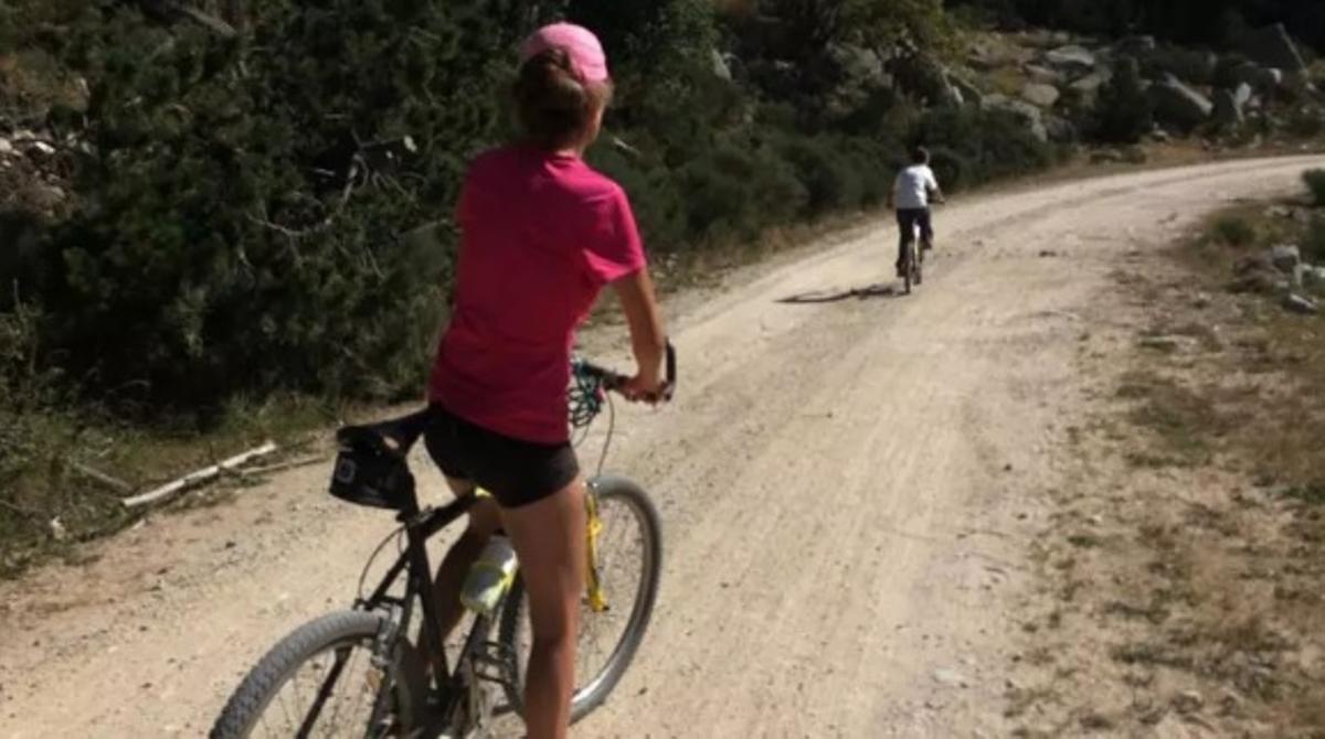 Una noia en bicicleta a la pista d'Aransa
