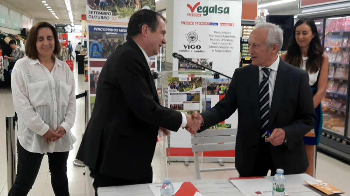 El alcalde, Abel Caballero,  y el director general de Vegalsa-Eroski, Joaquín González, renovaron el convenio.