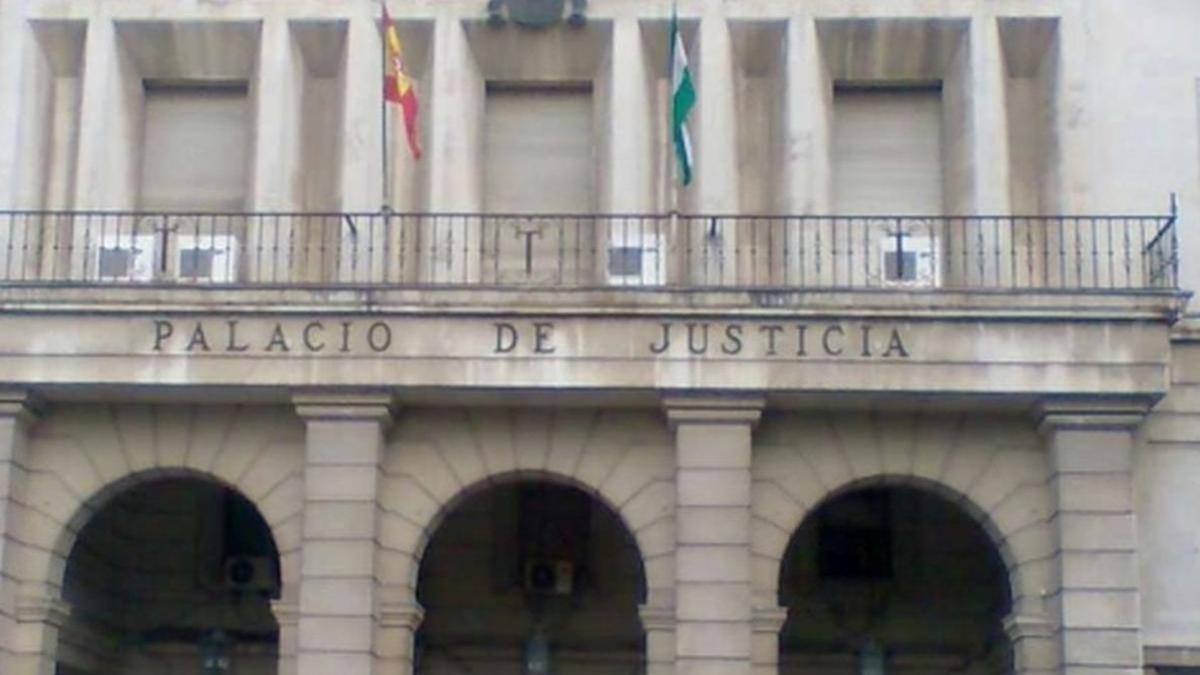 Entrada de la Audiencia Provincial de Sevilla