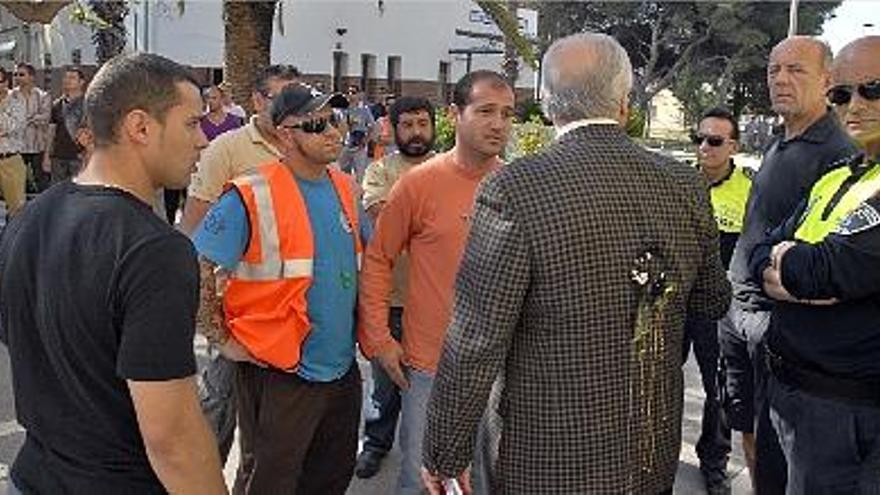 Estibadores de Castelló mantienen una tensa conversación con un directivo, ayer.