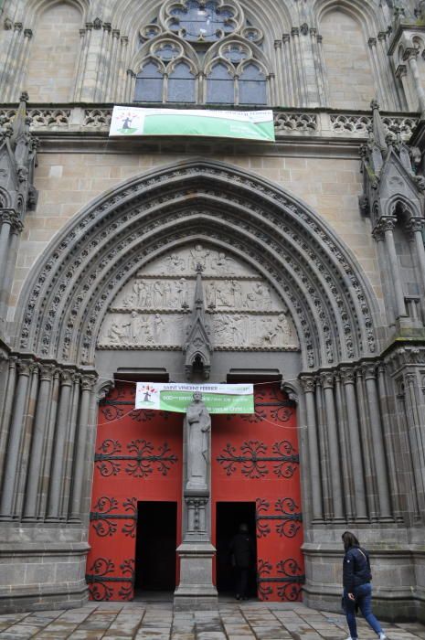 La puerta de la catedral de Vannes muestra dos grandes carteles que anuncian el jubileo por los seis siglos de la muerte de San Vicente, uno de ellos detrás del parteluz de la puerta, que es una imagen del dominico valenciano