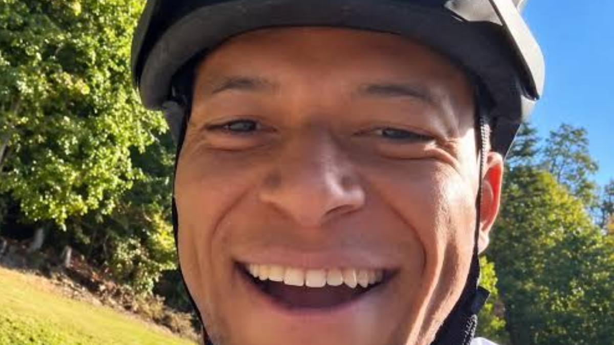 Kylian Mbappé dando un paseo en bici