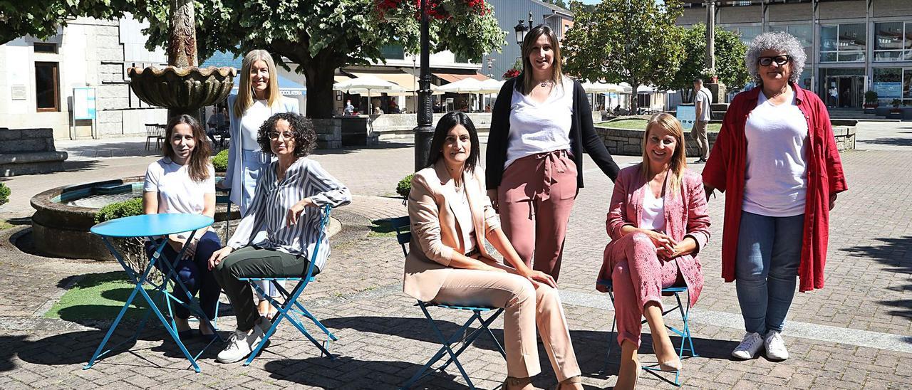 De izqda. a dcha.: Nilsa Suárez, tesorera; Berta Alonso, secretaria; Esther Táboas, interventora; Verónica Tourón, teniente de alcaldesa; Lucía Pereira, edil de Hacienda; Loli Castiñeira, alcaldesa; y Gela Ledo, edil de Enseñanza.  | // ANXO GUTIÉRREZ