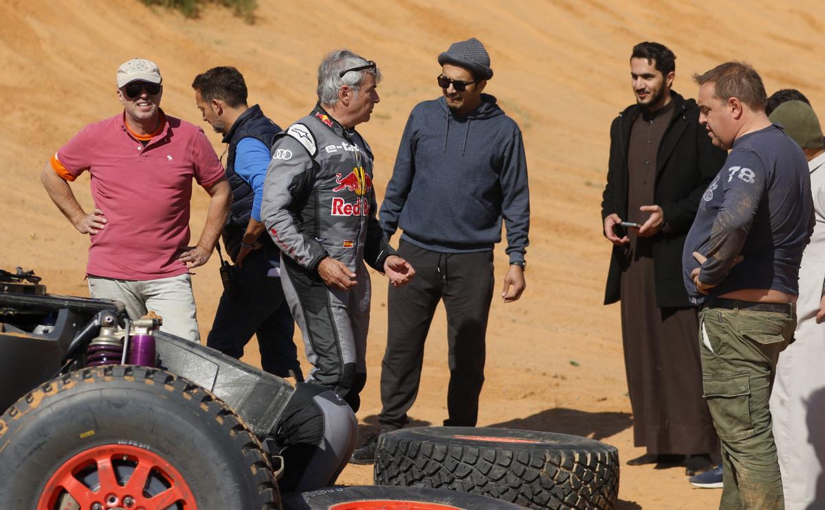 Carlos Sainz, conversa con su equipo mientras su automóvil es reparado.