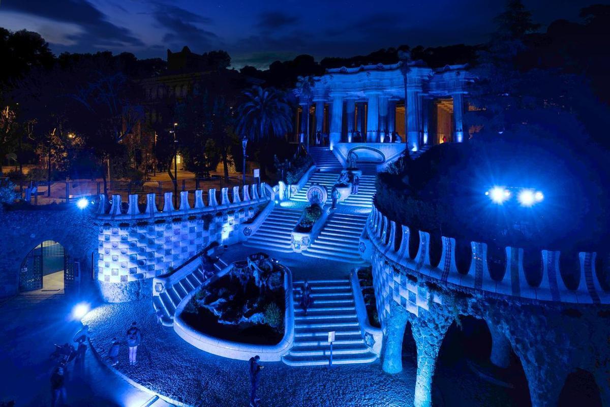 El Park Güell iluminado de azul, el color de la Unesco, para dar el pistaletazo de salida a la capitalidad mundial de la Arquitectura.