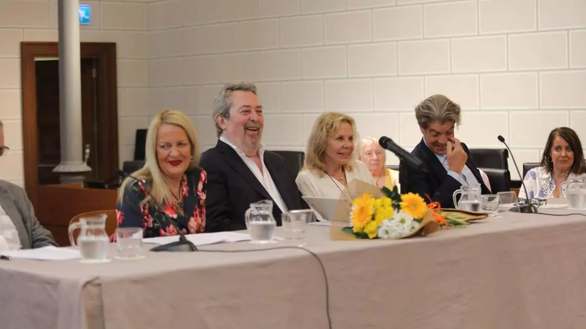 Belloch arrasa entre amigos en la presentación de sus memorias