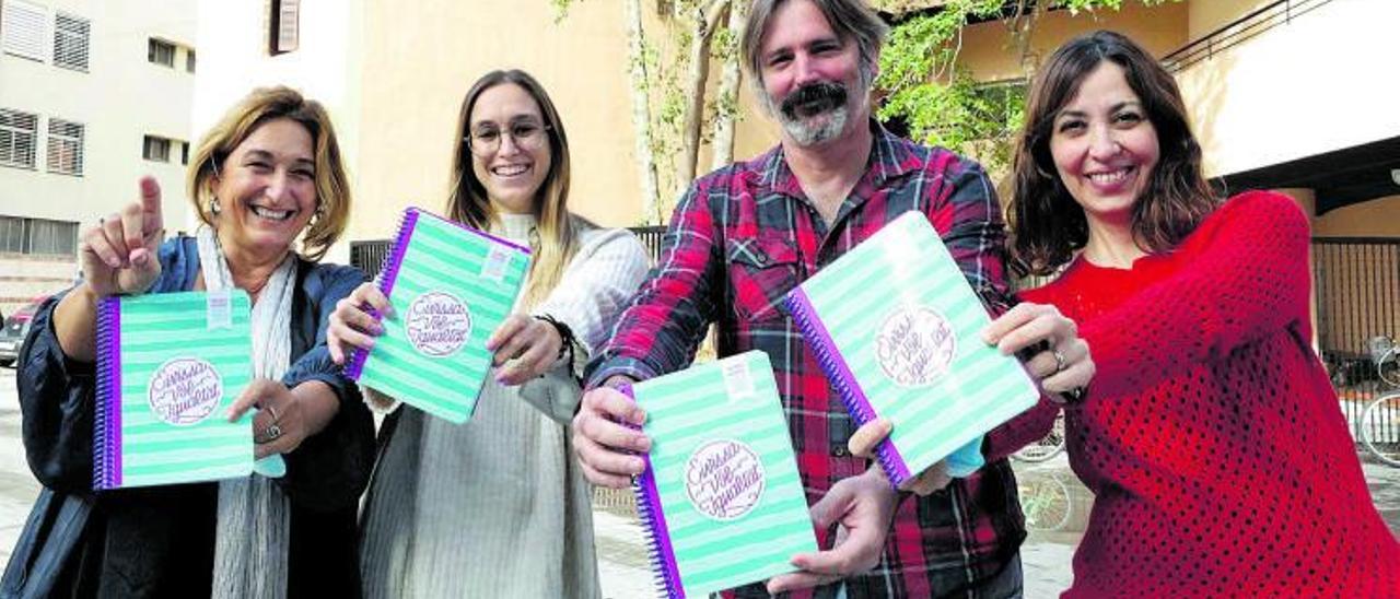 Belén Alvite, Naia Juan, Alejandro Moreno i Paula Villena, amb les agendes.