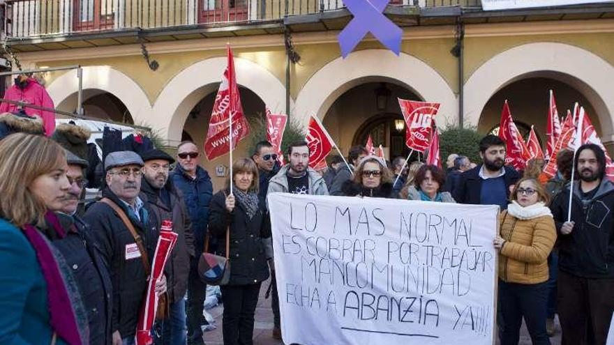 Protesta ante el Ayuntamiento de Langreo.