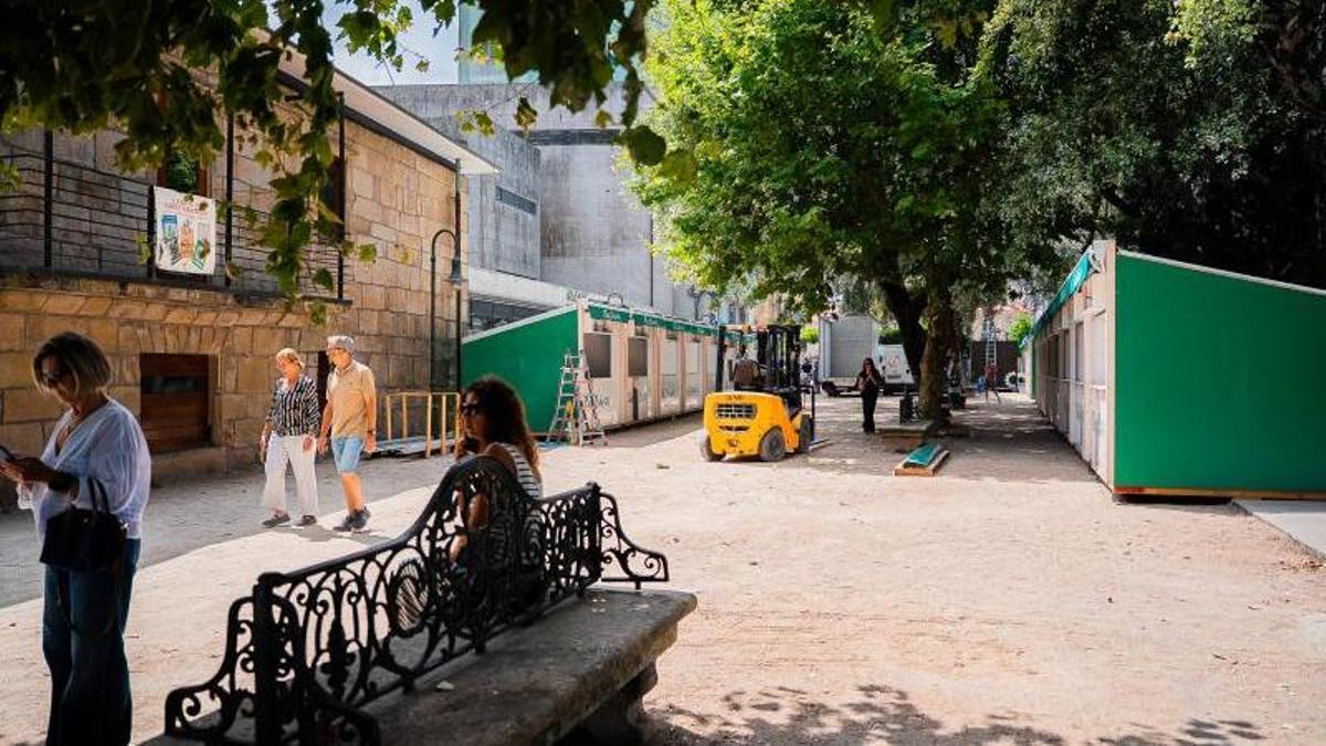 Vista de las casetas desplazadas hacia la entrada de A Calzada para ganar espacio central.