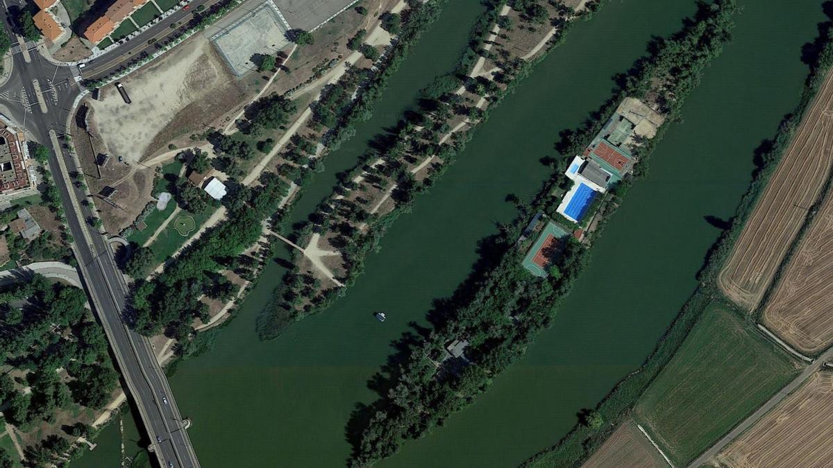 En la imagen superior, una vista aérea de la isla que alberga el club. En el centro, el bar-restaurante y a la izquierda de estas líneas la piscina grande