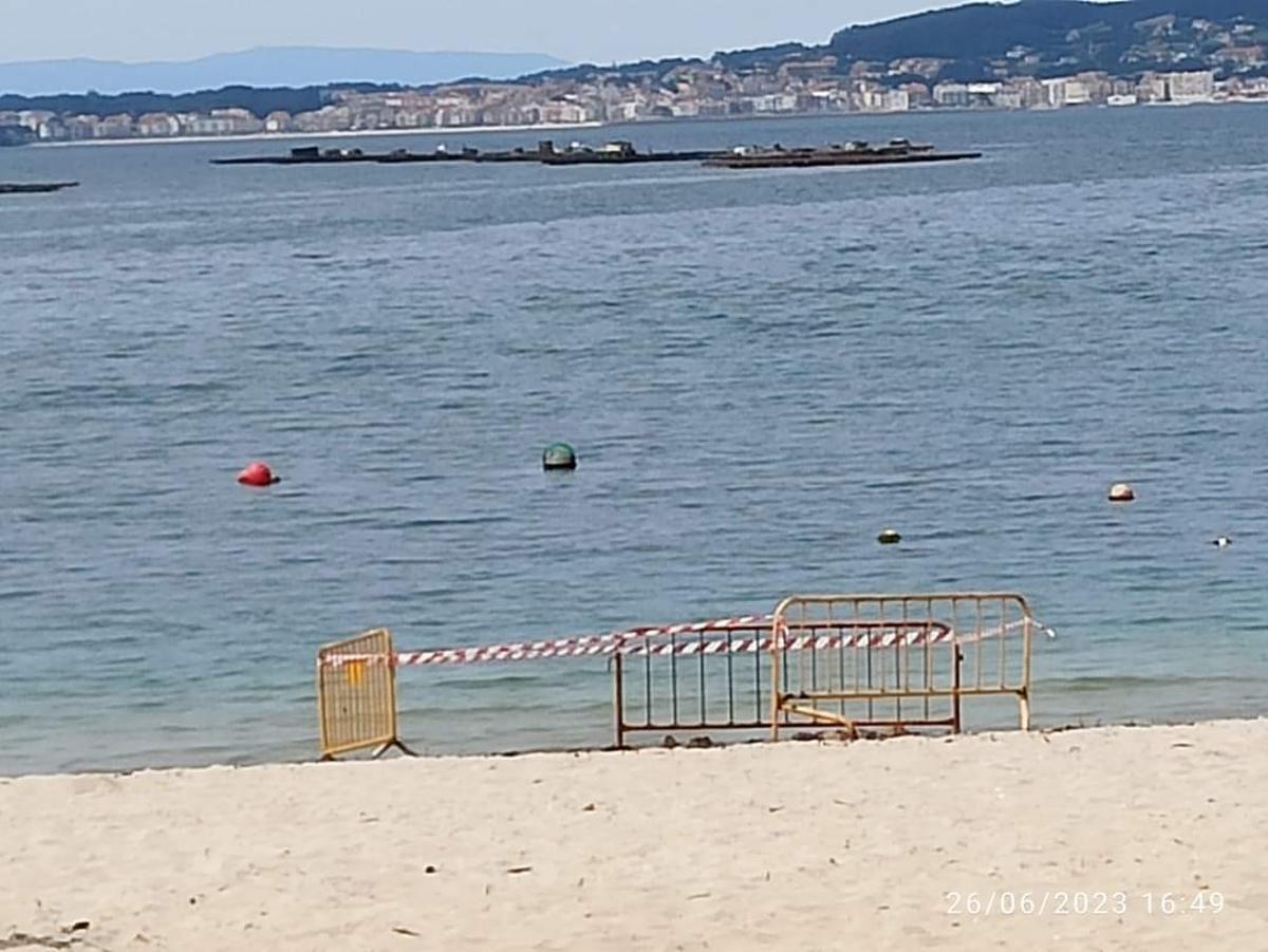 Las vallas que colocó una de las familias en la playa de Banda do Río, en la zona de la hoguera, el lunes por la tarde.