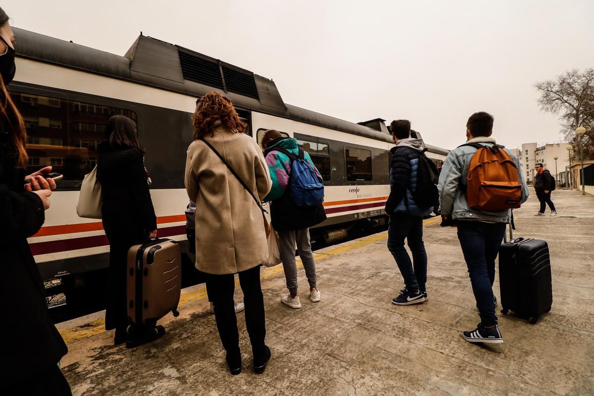 Pasajeros subiendo a un tren en Alcoy.