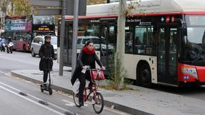 Patinetes, bicis y un autobús de transporte público, en Barcelona.