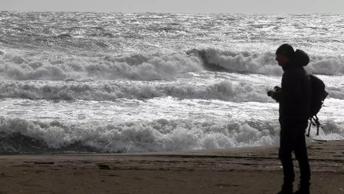 Viento y olas en Málaga este jueves