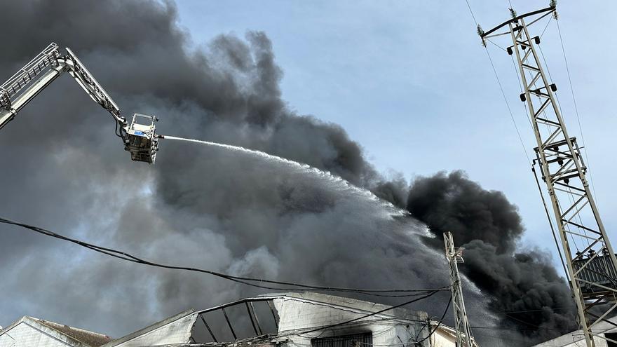 Incendio sin heridos en una nave industrial de ropa usada en Alcalá de Guadaíra