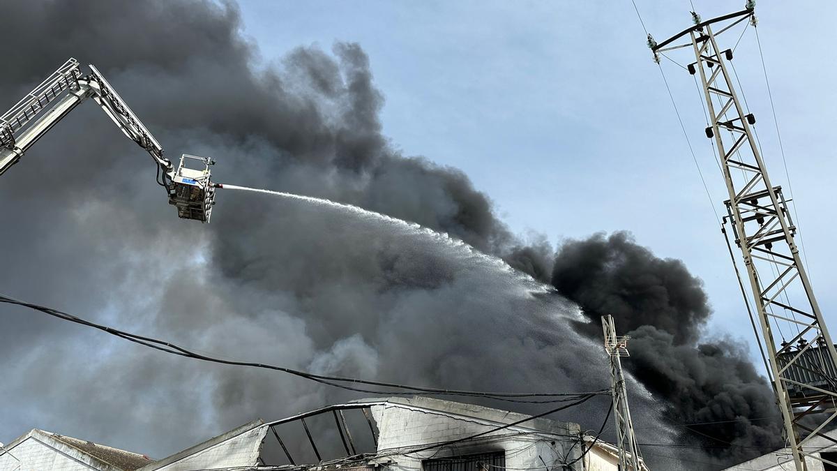 Incendio de una nave industrial ubicada en el polígono El Cruce en la carretera A-376