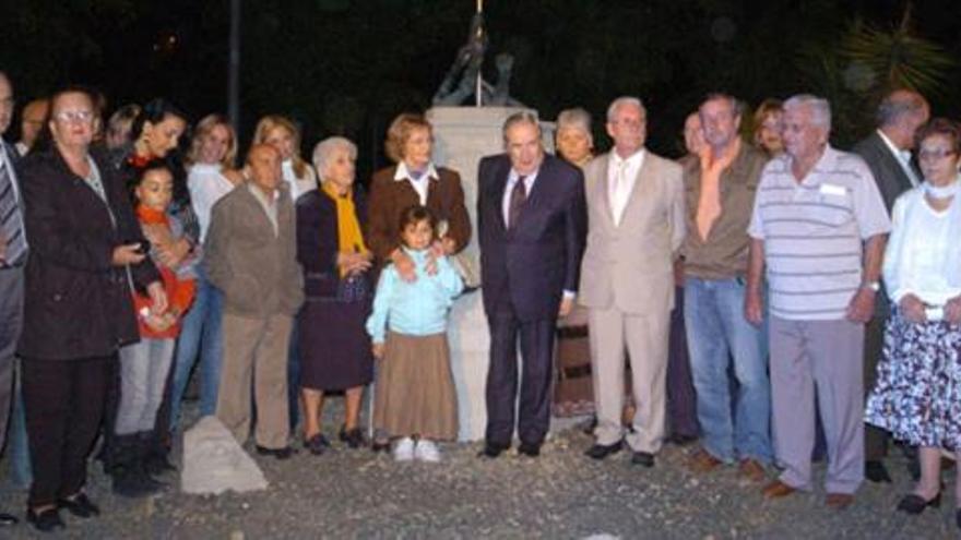 El alcalde Jerónimo Saavedra, en el centro, junto a los familiares de los cinco fusilados, delante de la escultura del parque de La Mayordomía. i ADOLFO MARRERO