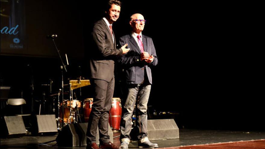 Dos instantes de la lectura del pregón anoche en el Teatro Leal.