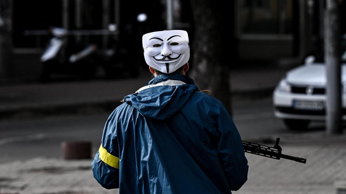 Un miembro de las fuerzas ucranianas, con una máscara de Guy Fawkes (máscara anónima), patrulla el centro de Kiev.