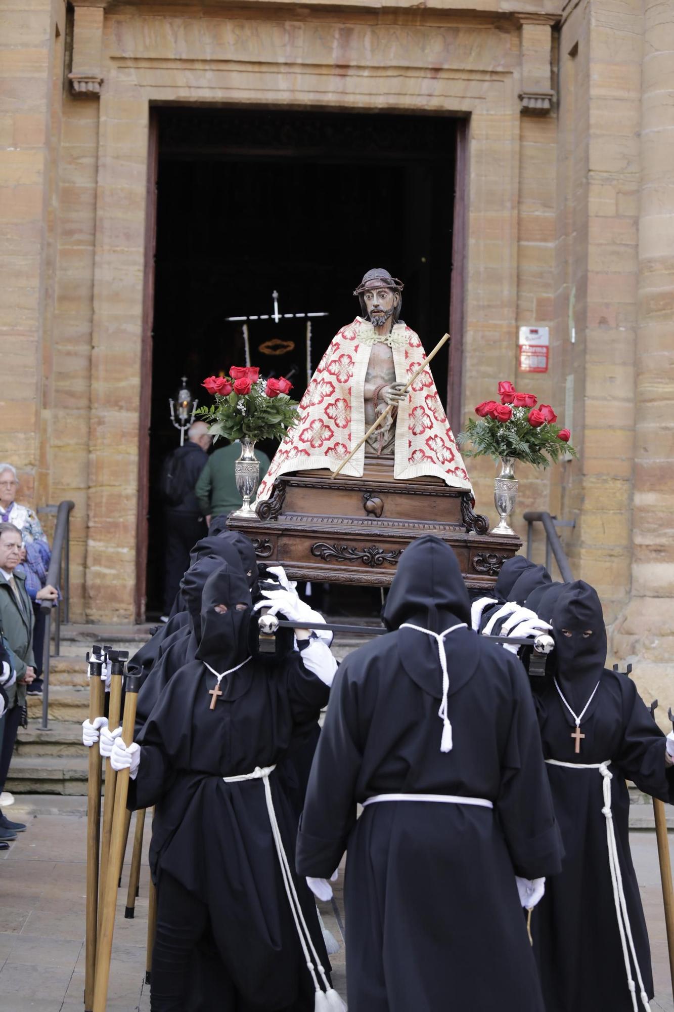 La procesión intergeneracional del Santo Entierro emociona Oviedo